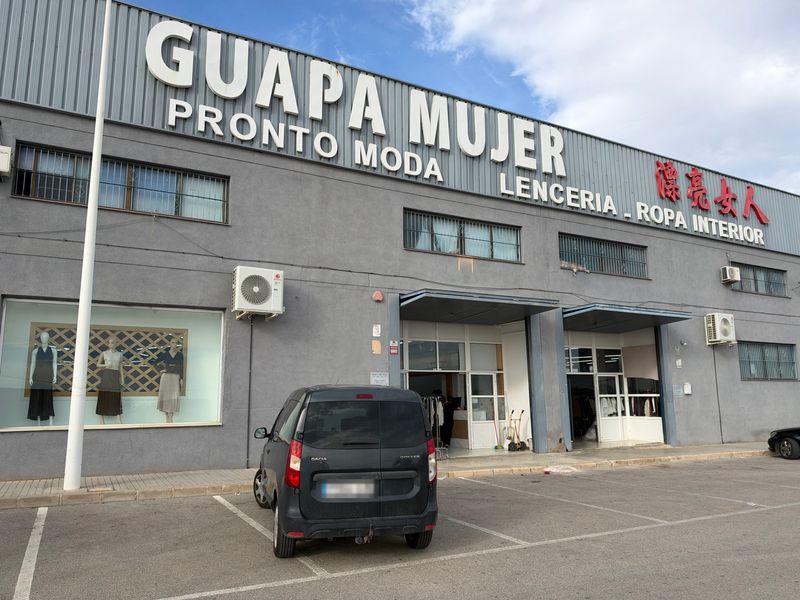 Fachada de la tienda en el polígono de Crevillente